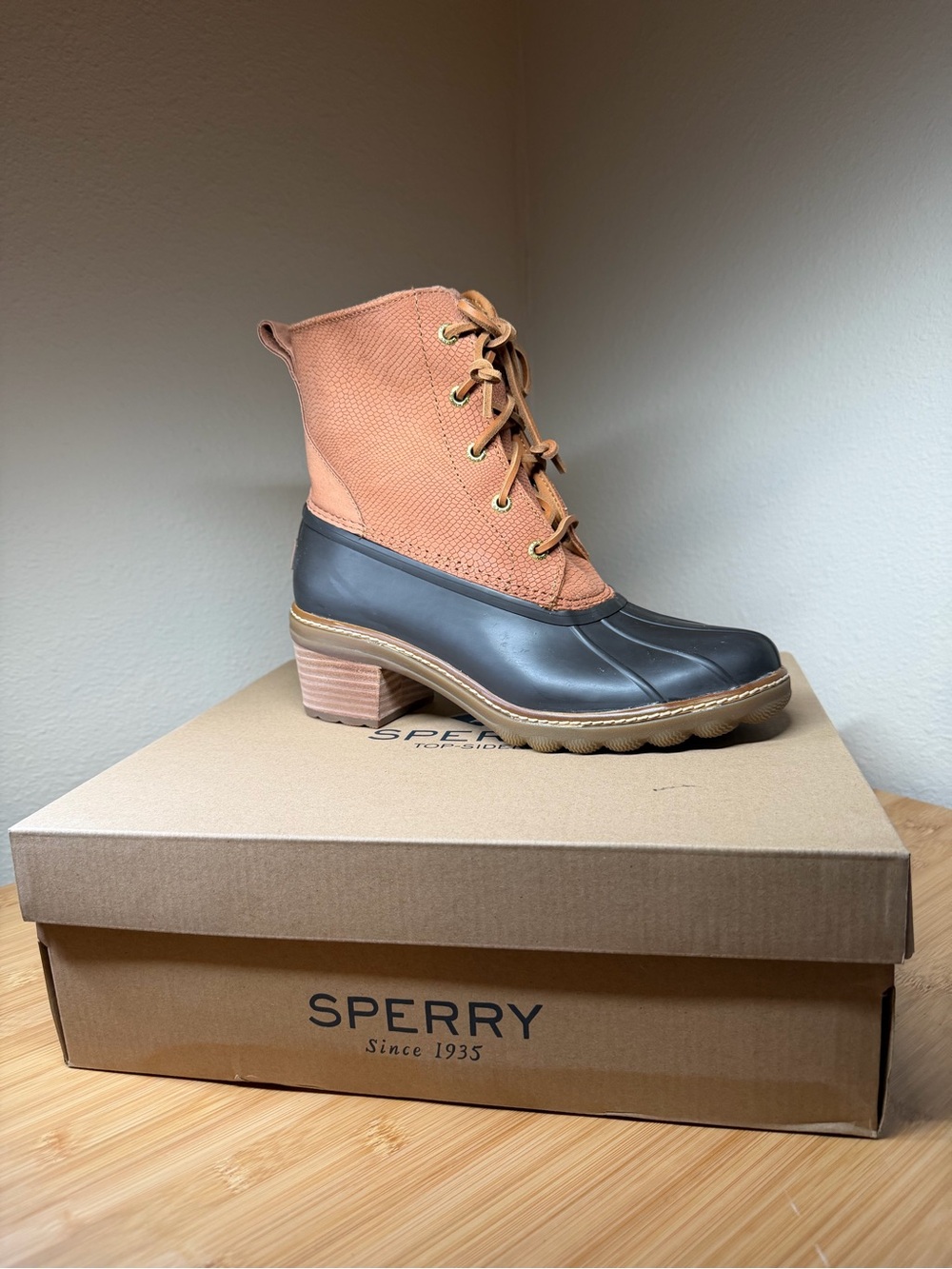 NWT Sperry Saltwater Embossed Lace Up Boots Tan Black Womens 8